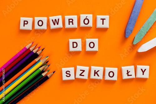 Powrót do szokły, napis na jednolitym pomarańczowym tle