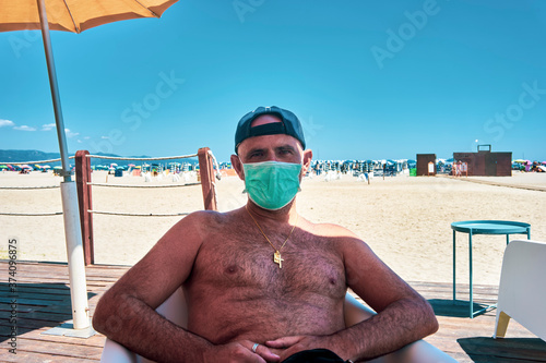 man at the sea wearing the anticovid mask
 photo