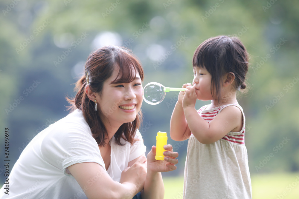 しゃぼん玉で遊ぶ親子