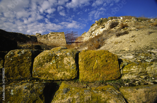 Restos amurallados de la acropolis de Gordion.Pueblo de Yassihöyük.Anatolia Centrall.Turquia. photo