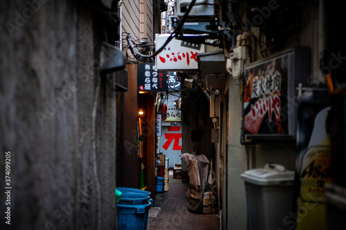 品川の路地裏の飲み屋街 © Ryo Yamashita