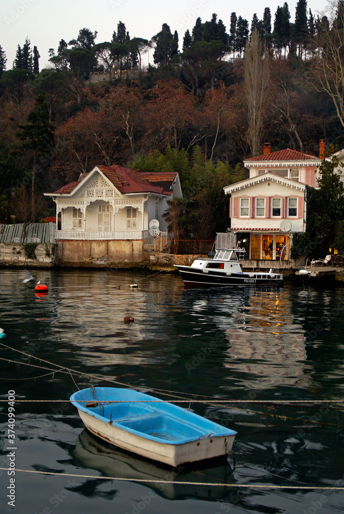 Fototapeta premium Puerto deportivo en el estrecho del Bosforo.Barrio de Kanlica.Estambul.Turquia,Asia.