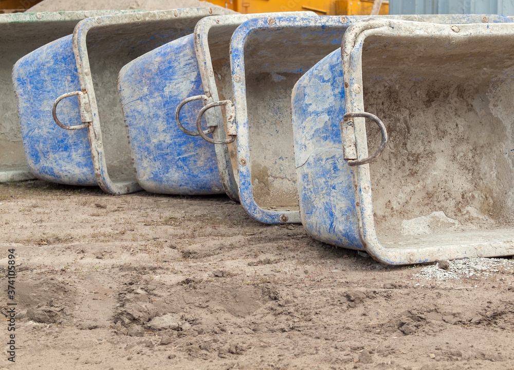 Mörtelwannen auf einer Baustelle.
