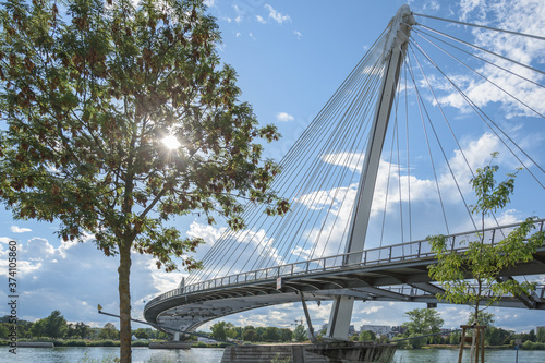 Brücke der zwei Ufer zwischen Straßburg und Kehl
