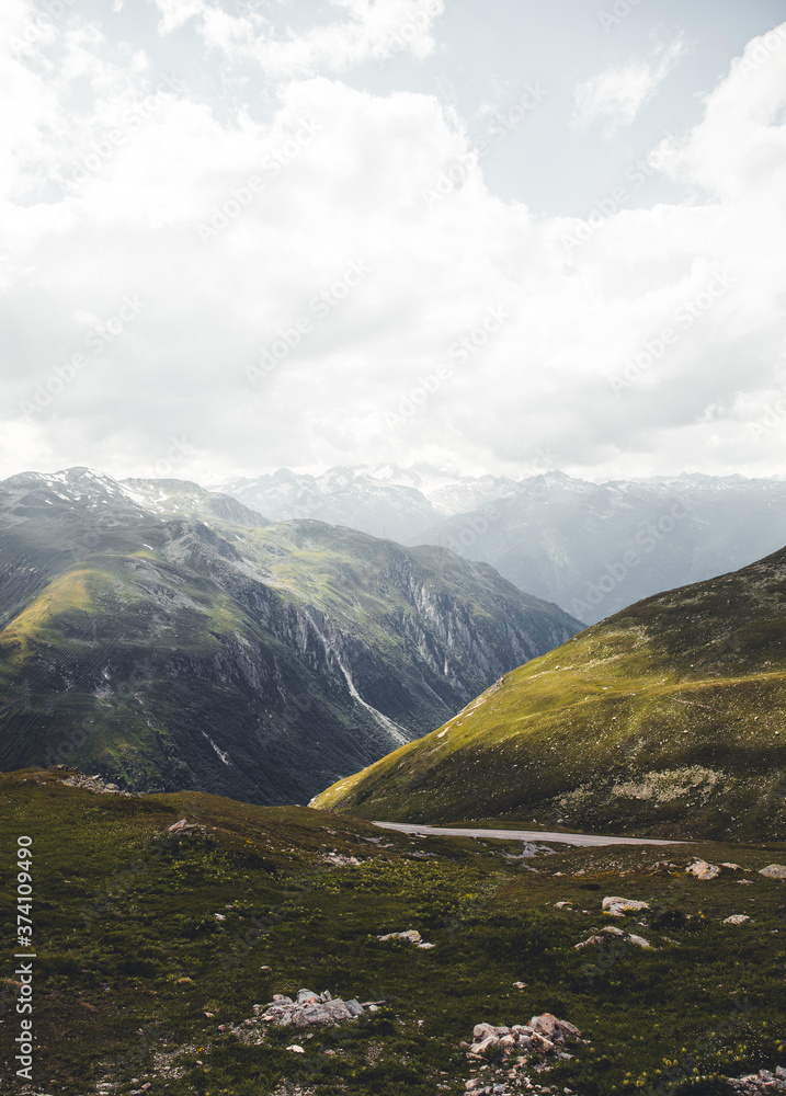 Obraz premium road to the mountains