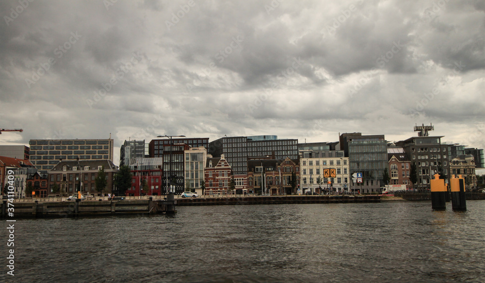Amsterdam; Uferfront an der Ruijterkade (IJ)