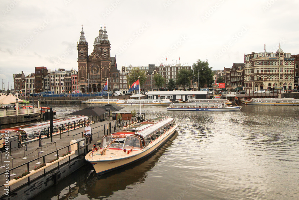 Amsterdam; Prins Hendrikkade mit St. Nicholas Basilica