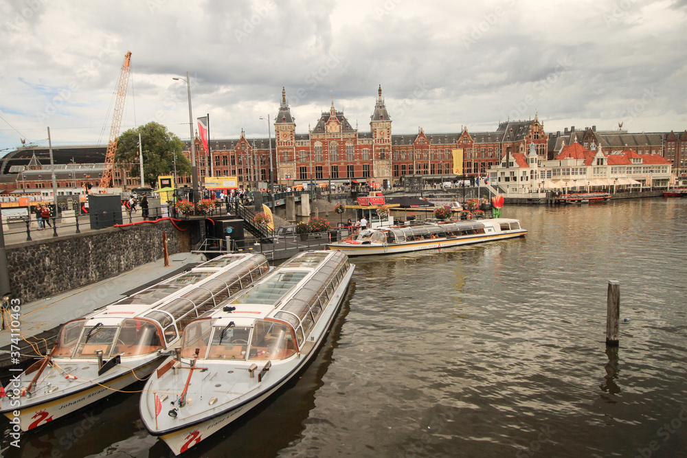 Fototapeta premium Amsterdam Centraal; Blick zum imposanten Hauptbahnhof der Stadt