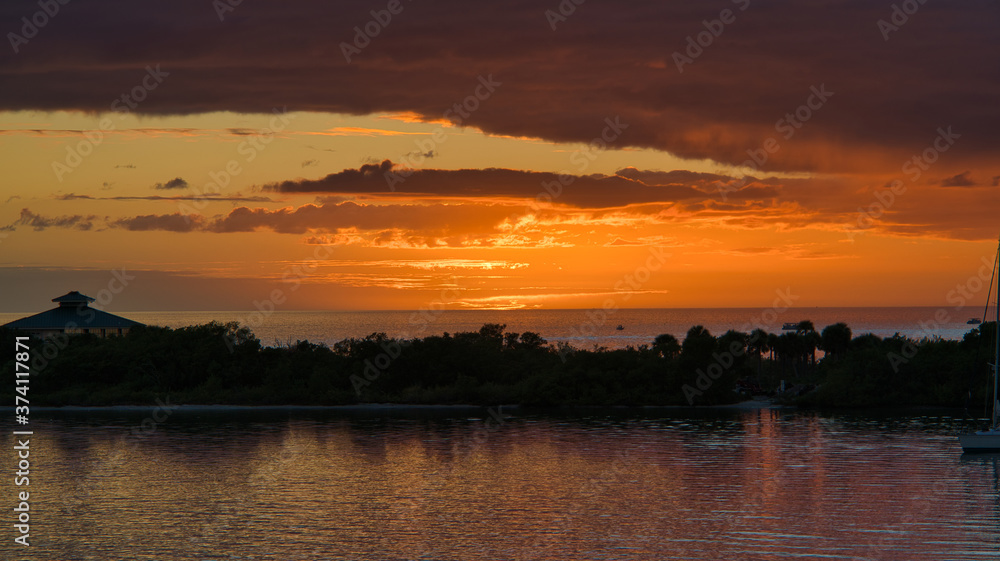 Atemberaubender Sonnenuntergang mit brennendem Himmel über dem Meer in Fort Myers, Florida