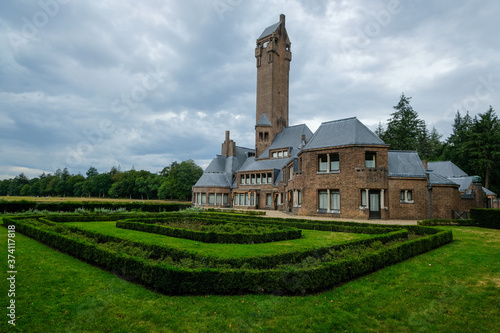 Jachthuis St Hubertus Holland Naturpaark Hoge de Veluwe, wolkig, Wolken, bedeckt, Wetter photo