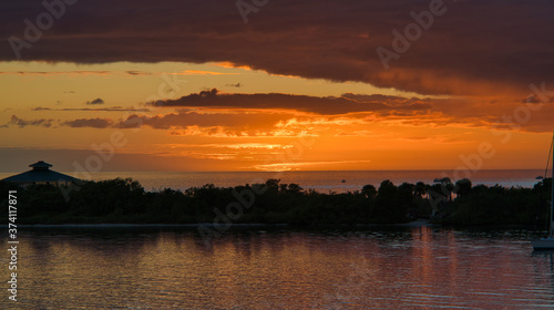 Atemberaubender Sonnenuntergang mit brennendem Himmel   ber dem Meer in Fort Myers  Florida