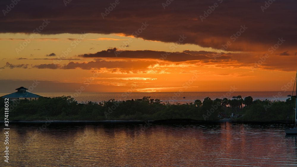 Atemberaubender Sonnenuntergang mit brennendem Himmel über dem Meer in Fort Myers, Florida