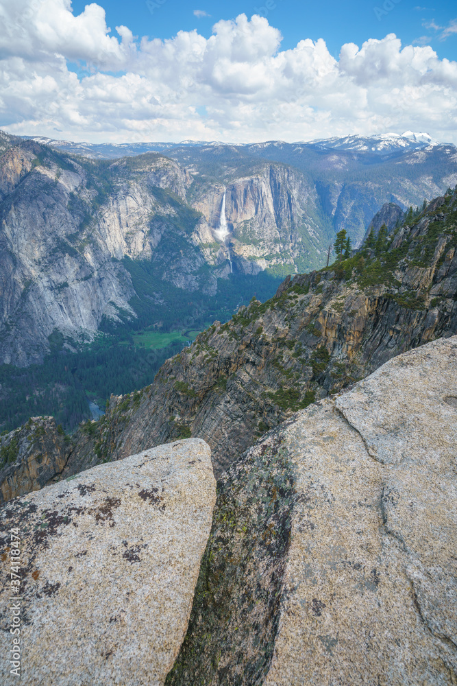 Fototapeta premium hiking the pohono trail to the taft point, yosemite national park, usa