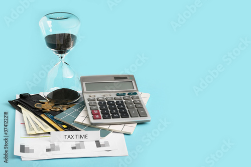 Hourglass with calculator a...