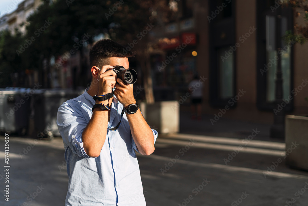 Chico joven de negocios tomando fotos y paseando Chico joven de negocios tomando fotos y paseando
