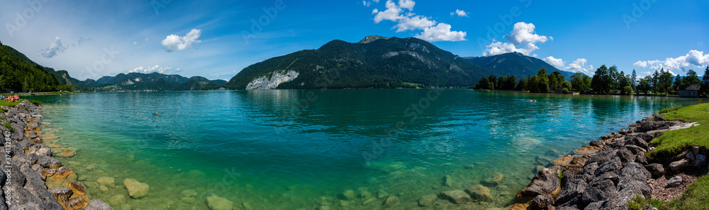 Wolfgangsee (Abersee) mit wunderschönen glasklaren türkisblauen Wasser im Sommer Panorama