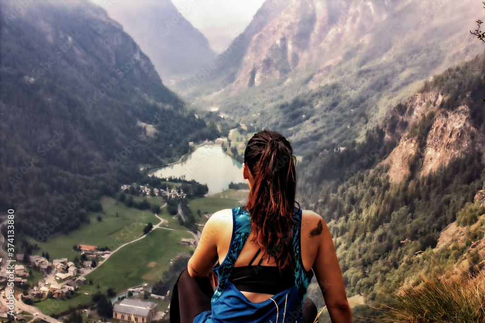 Naklejka premium woman in mountains