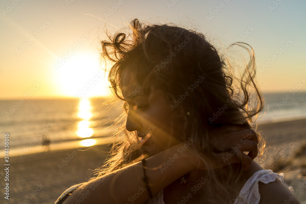 Chica joven con atardecer de fondo posando con pañuelo Chica joven con atardecer de fondo posando con pañuelo