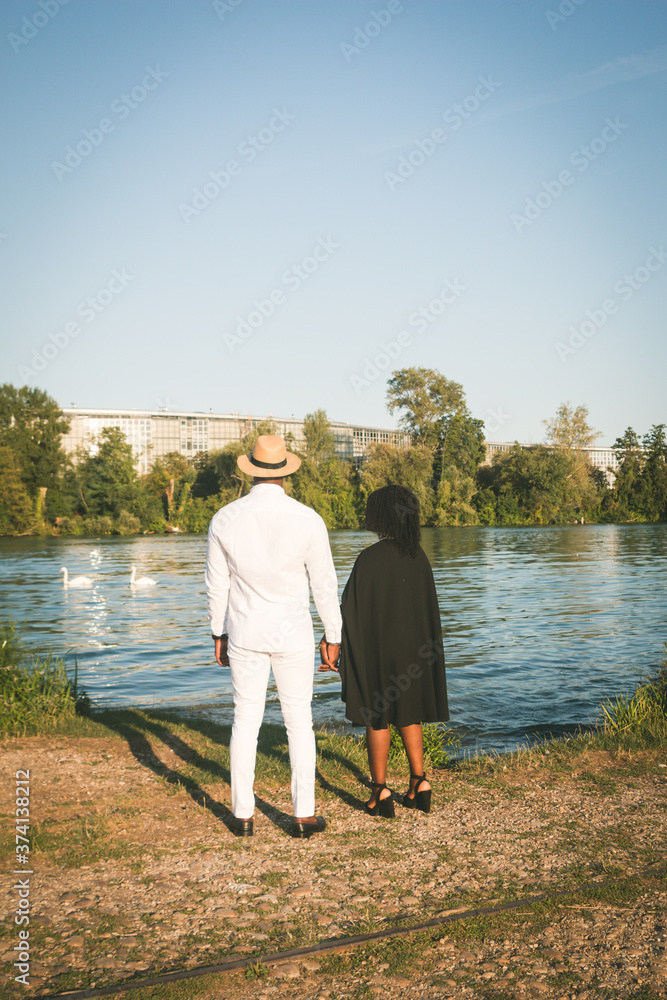 foto vertical dode se puede ver una pareja mirando el rio y disfrutando del paisaje foto vertical dode se puede ver una pareja mirando el rio y disfrutando del paisaje