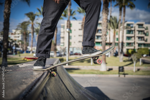 Skater si diverte e fa differenti trick allo skate park © Media Lens King