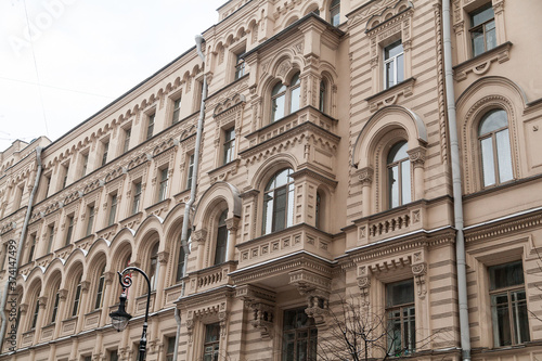 Facade of vintage classical building in Saint Petersburg © Дэн Едрышов
