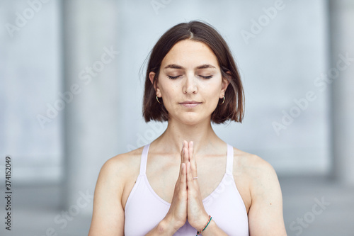 Free Download Frau/Mädchen in Pastell gekleidet macht Outdoor Yoga Übungen/Sonnegruß in moderner Beton Architektur. Urbanes Leben.  - GFXLoad