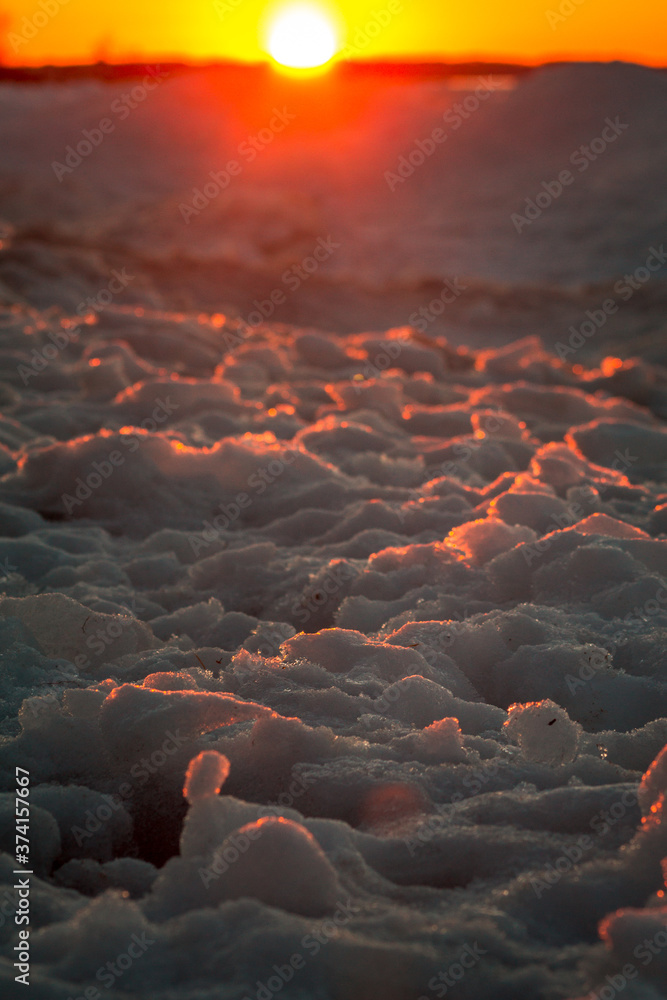 Obraz premium Frozen ice along a beach at sunset in Petoskey Michigan