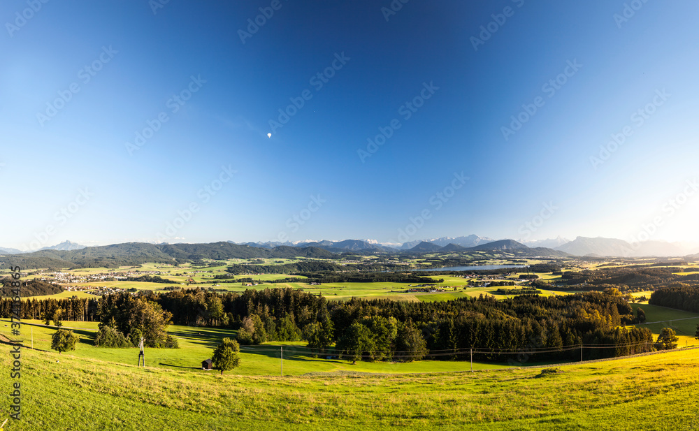 Bergpanorama mit See. Landschaft mit Blick auf Berge und See im Sonnenlicht. Gebirgskette Salzburgerland. Mountain panorama with lake in Austria. Landscape with mountain view in the sunlight.