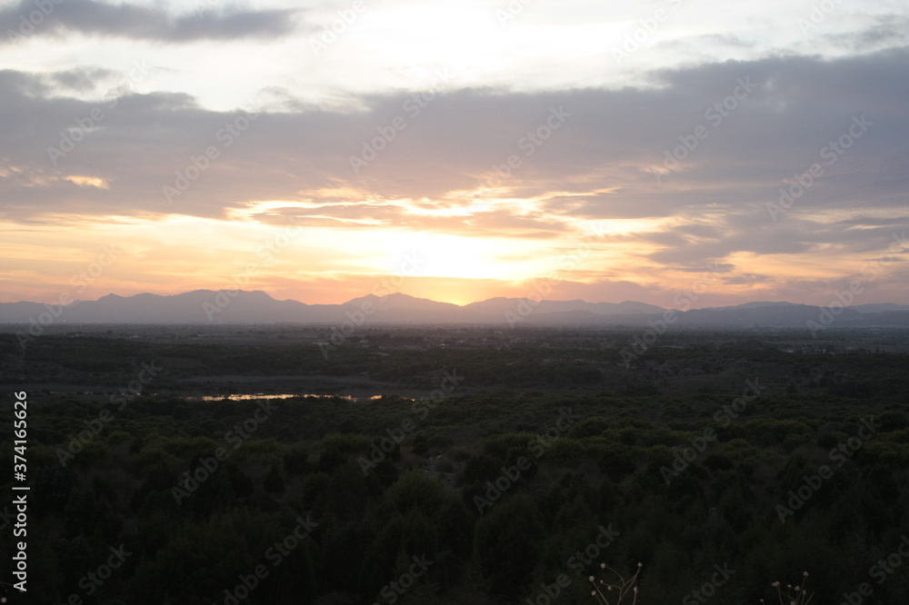 Fototapeta premium Atardecer espectacular en tonos rojos y naranjas