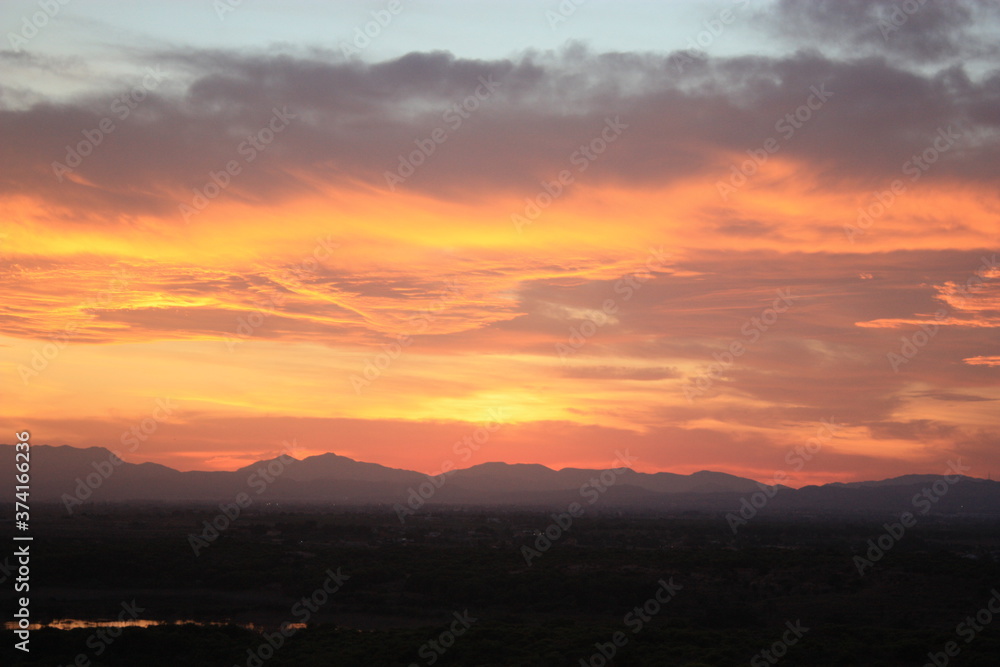 Obraz premium Atardecer espectacular en tonos rojos y naranjas