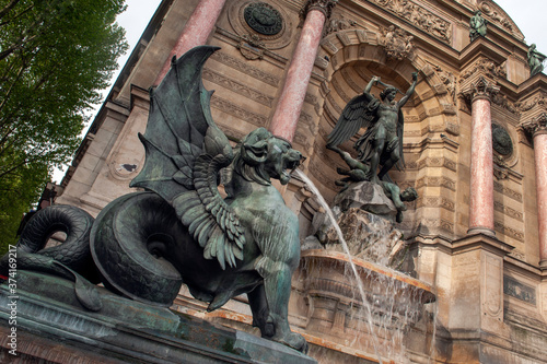 Foto Saint Michael Fountain in the city of Paris, France.