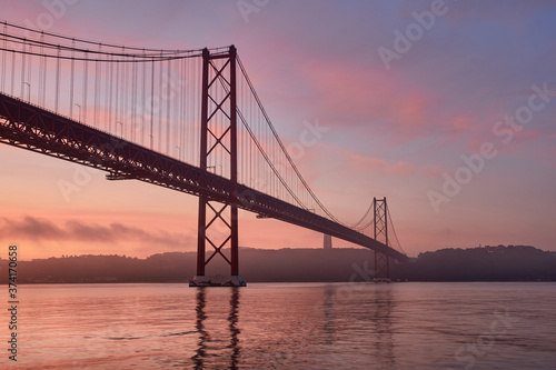 Amanecer en el Puente 25 de Abril