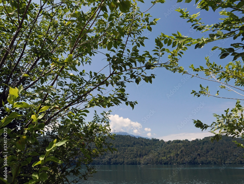 rilassante panorama del lago di Levico in Trentino, Italia rilassante panorama del lago di Levico in Trentino, Italia