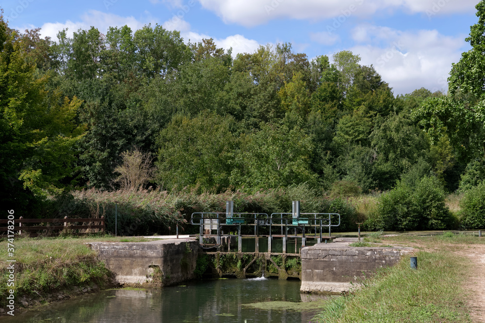 Fototapeta premium Lock on Ourck river in Mareuil-sur-Ourcq village