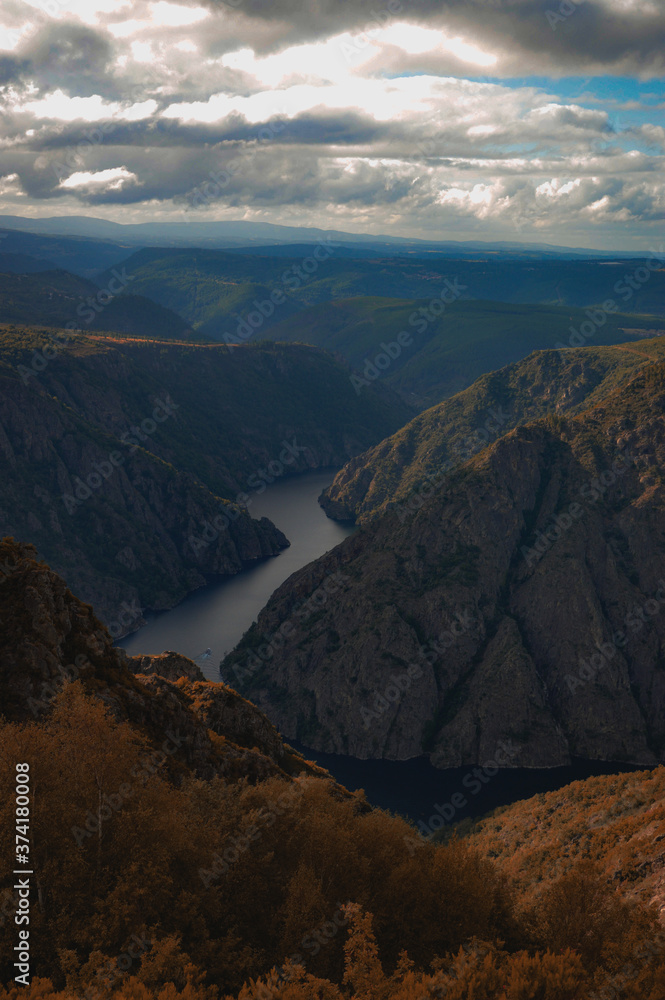 fotos del rio Sil en la Ribeira Sacra en galicia Orense ; Lugo; montañas y el rio 