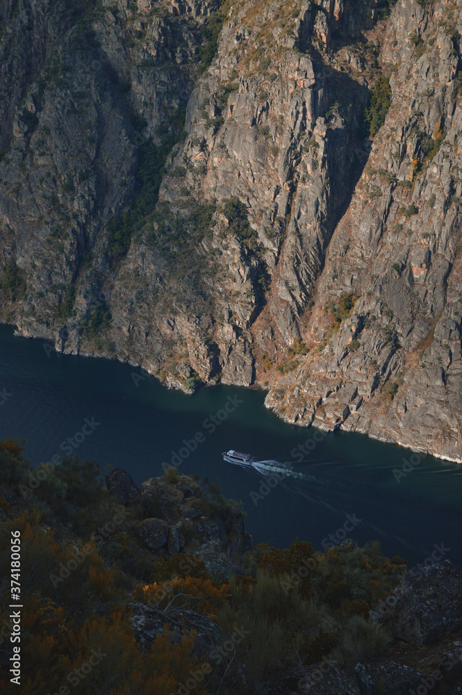 fotos del rio Sil en la Ribeira Sacra en galicia Orense ; Lugo; montañas y el rio ; barco en el rio