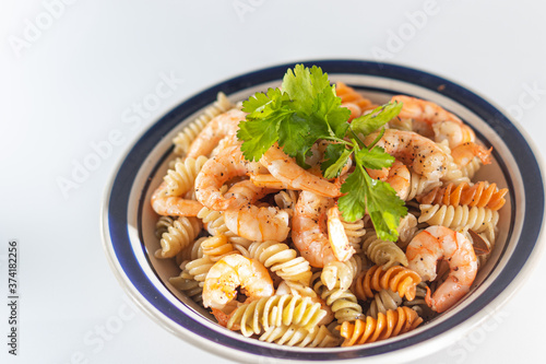 platillo de pasta con camarones a la mantequilla