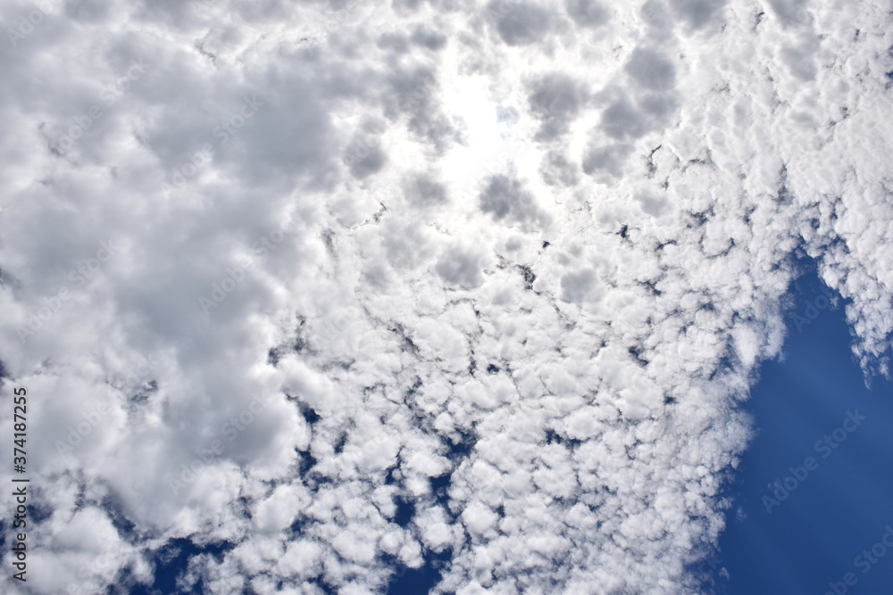 Wolkenmuster vor blauem Himmel Wolkenmuster vor blauem Himmel