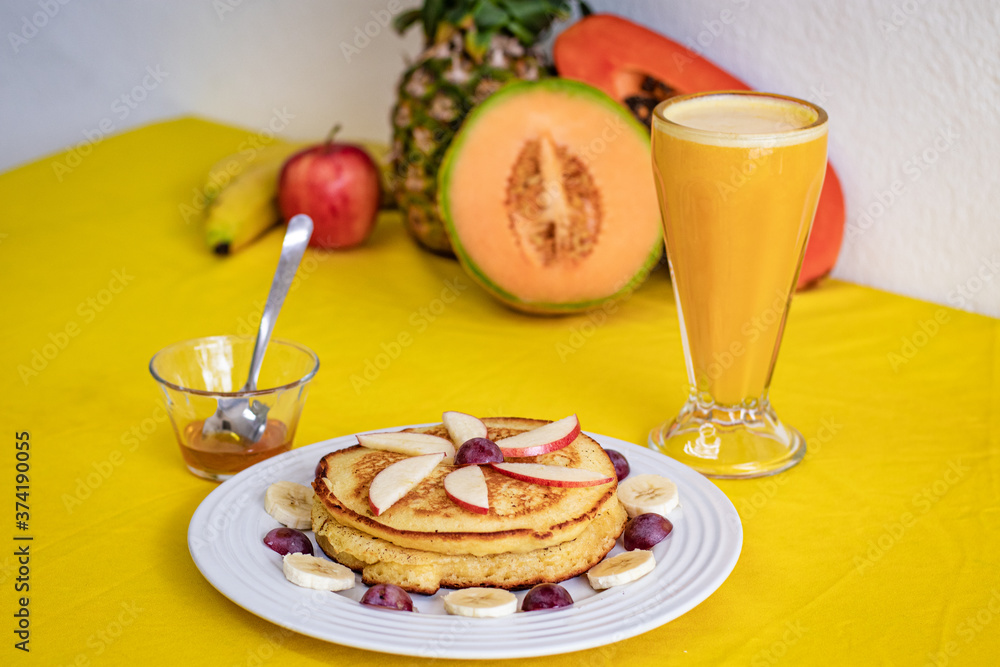 Hot cakes con jugo de naranja Hot cakes con jugo de naranja
