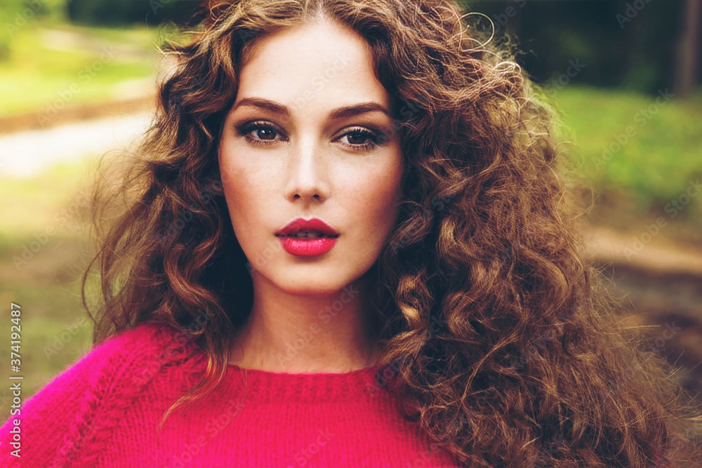 Portrait of a curly young woman with bright autumn makeup
Portrait of a curly young woman with bright autumn makeup