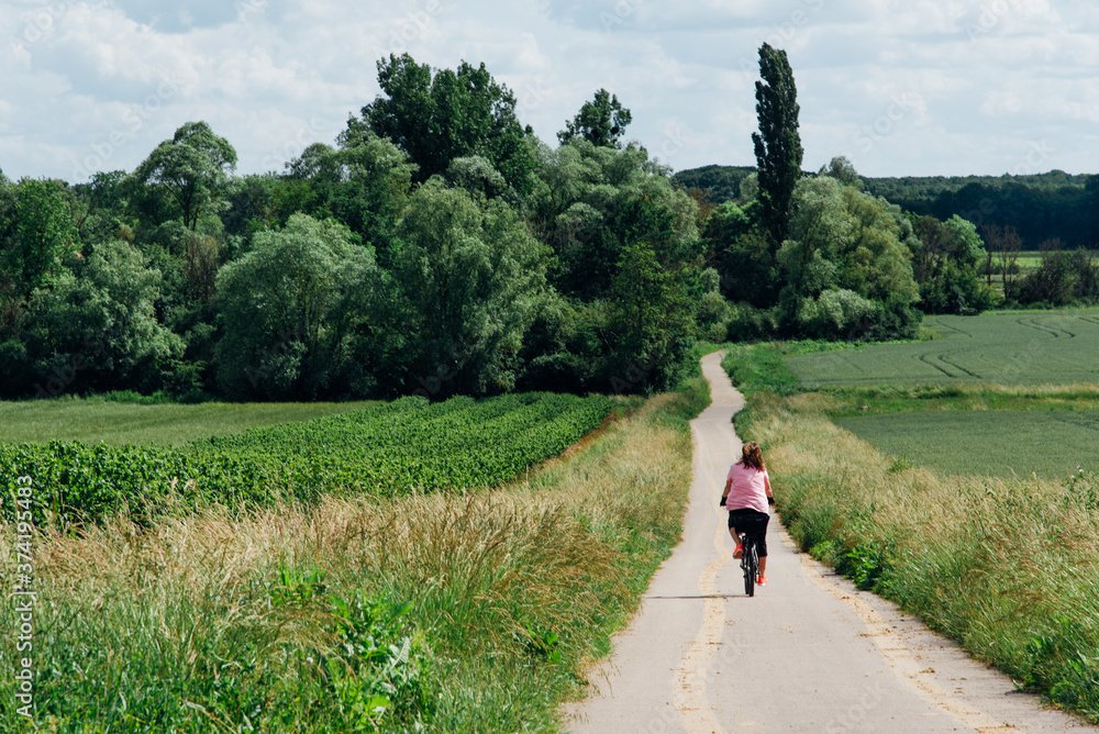femme sur un vélo en balade dans la campagne femme sur un vélo en balade dans la campagne