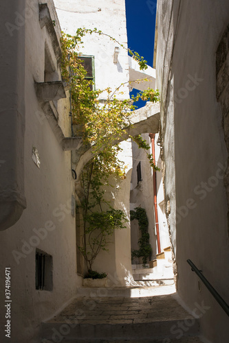 Fotografie Narrow picturesque lane in the old town: Via Monsignor Lercario, Ostuni, Puglia,