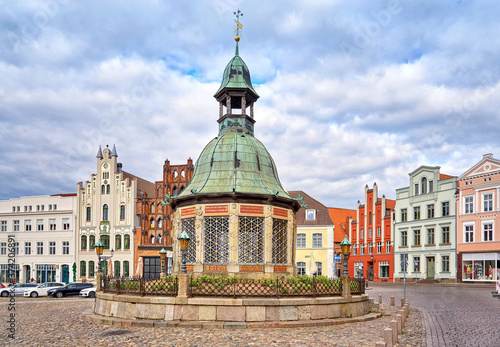 Market square with the water fountain from 1602 in the old town of Wismar. Mecklenburg-Vorpommern, Germany