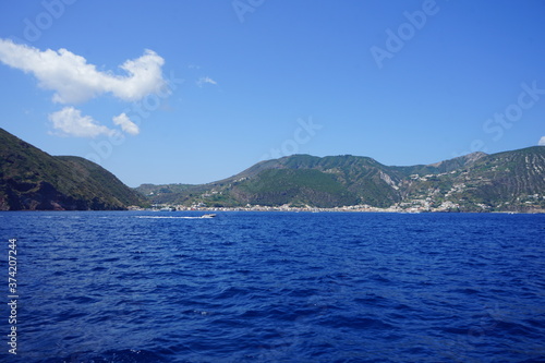 Isola di Lipari vista dal mare, un bellissimo panorama sull'arcipelago delle isole Eolie, Sicilia Italia