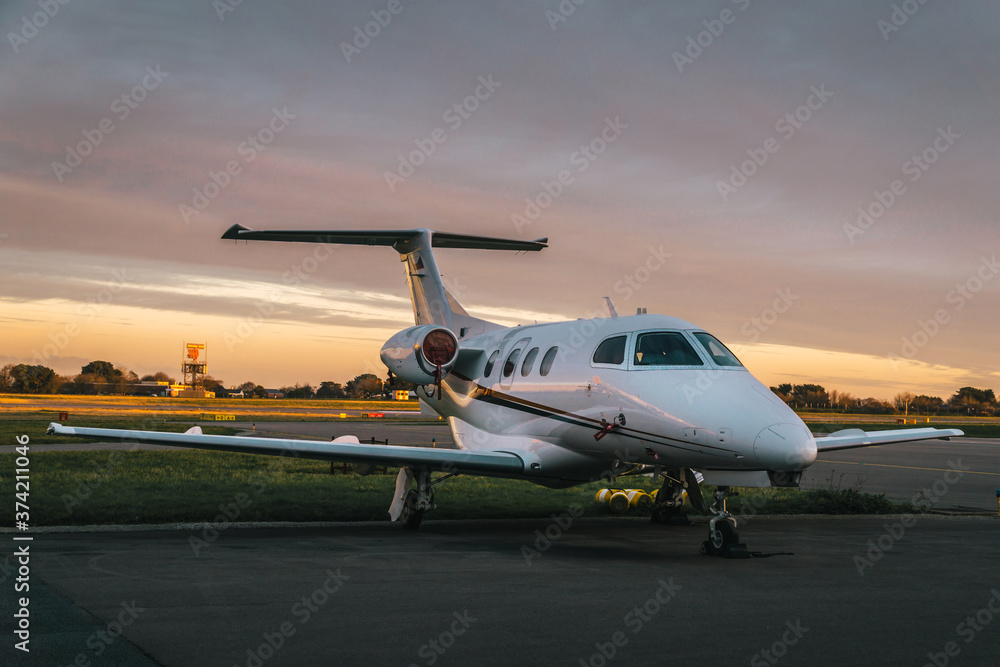 Obraz premium Jet at sunrise