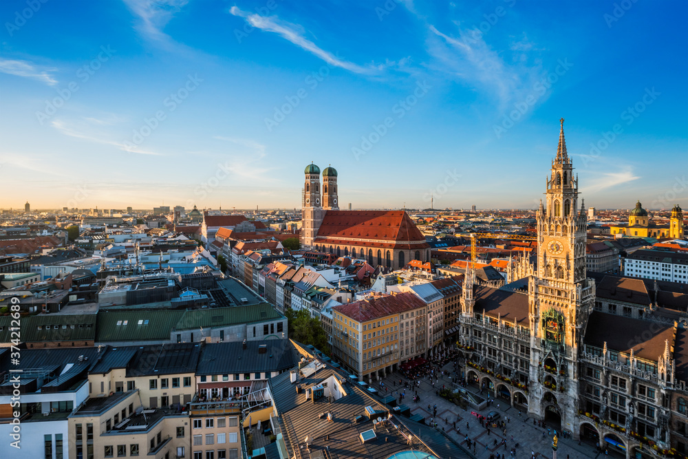 Obraz premium Aerial view of Munich - Marienplatz, Neues Rathaus and Frauenkirche from St. Peter's church on sunset. Munich, Germany