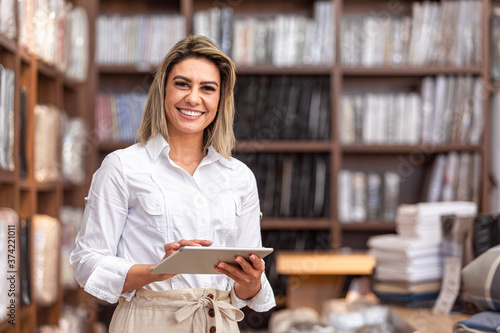 Mulher de negócios e seus afazeres.