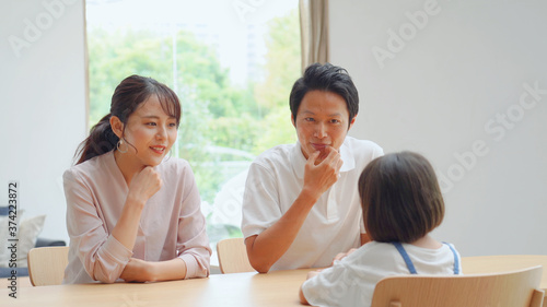 会話する家族 © siro46