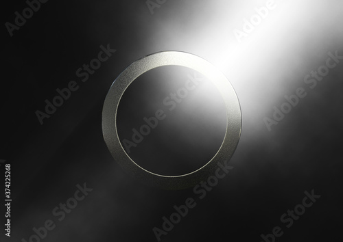 光輝く抽象的な金属の輪