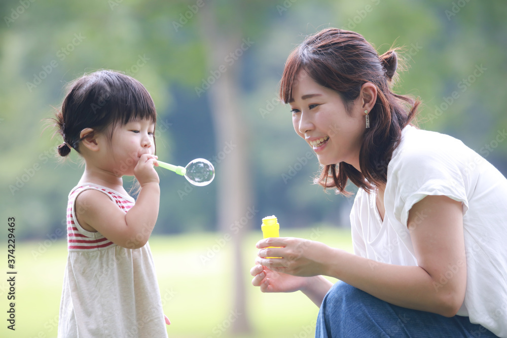 しゃぼん玉で遊ぶ親子 しゃぼん玉で遊ぶ親子